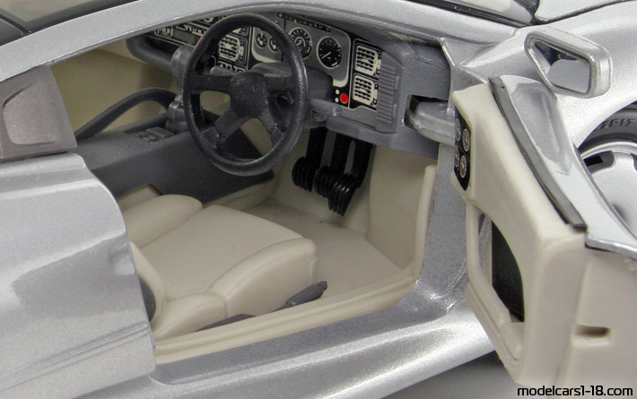 1992 - Jaguar XJ220 Maisto 1/18 (Серебристый) Интерьер панель приборов