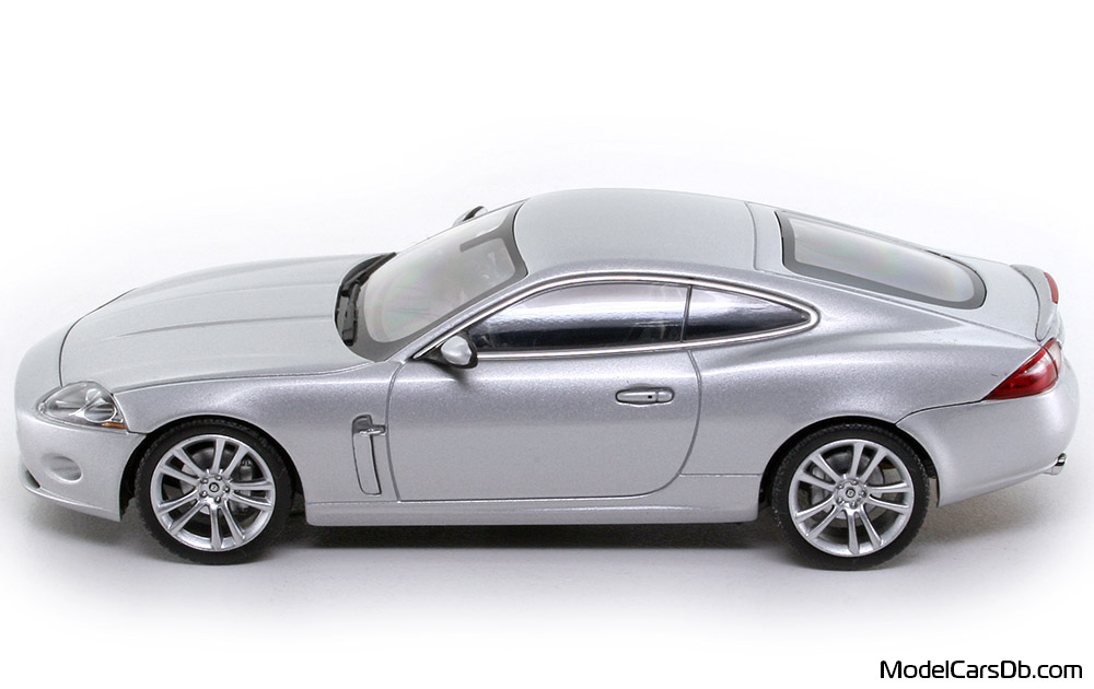 2006 - Jaguar XK Minichamps 1/43 (Серебристый) Сторона