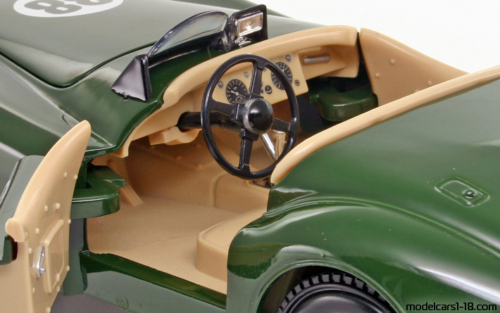 1948 - Jaguar XK120 ERTL 1/18 (Зелёный) Интерьер панель приборов