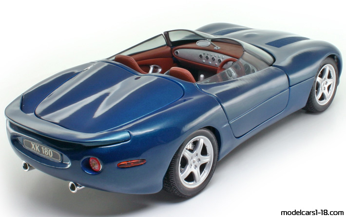 2000 - Jaguar XK180 Concept Maisto 1/18 (Синий) Задняя правая сторона