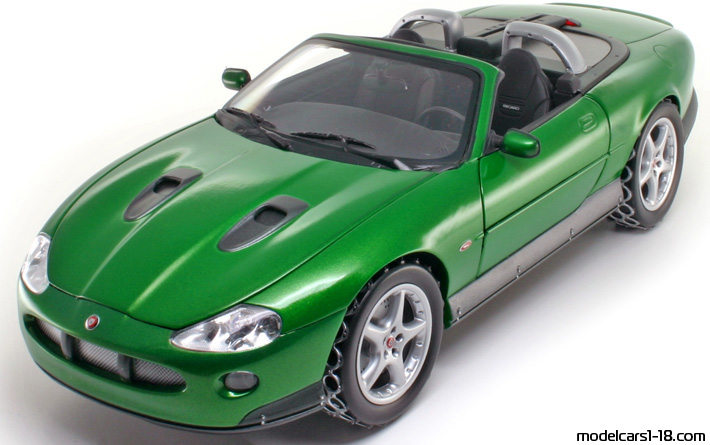 2000 - Jaguar XKR (James Bond) Beanstalk 1/18 (Зелёный / Серый ) Передняя левая сторона