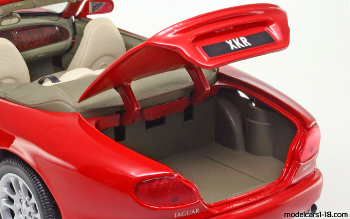 2000 - Jaguar XKR Maisto 1/18 (Kрасный) Багажник / Поднимающиеся фары