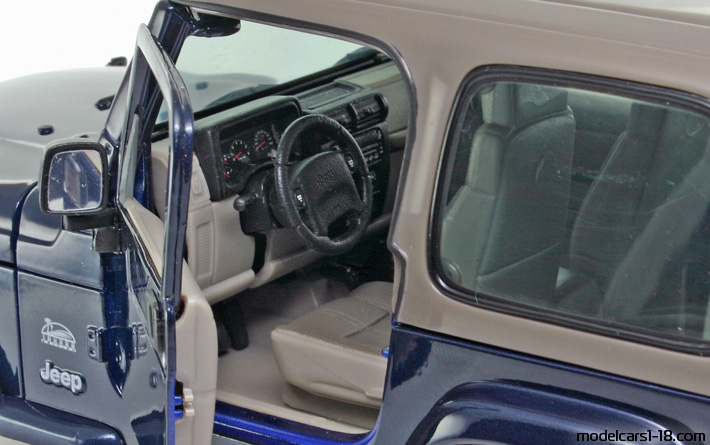 2003 - Jeep Wrangler Sahara Bburago 1/18 (Синий / Серый ) Интерьер панель приборов