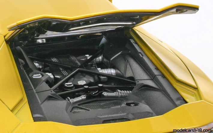 2011 - Lamborghini Aventador LP700-4 Welly 1/18 (Жёлтый) Двигатель