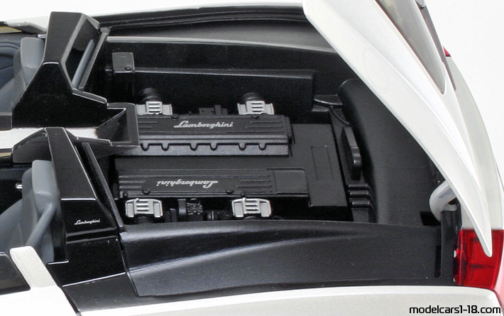 2005 - Lamborghini Concept S Mondo Motors 1/18 (Белый) Двигатель