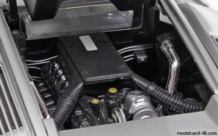 1989 - Lamborghini Countach 25th Ricko 1/18 (Светло-серебристый) Двигатель