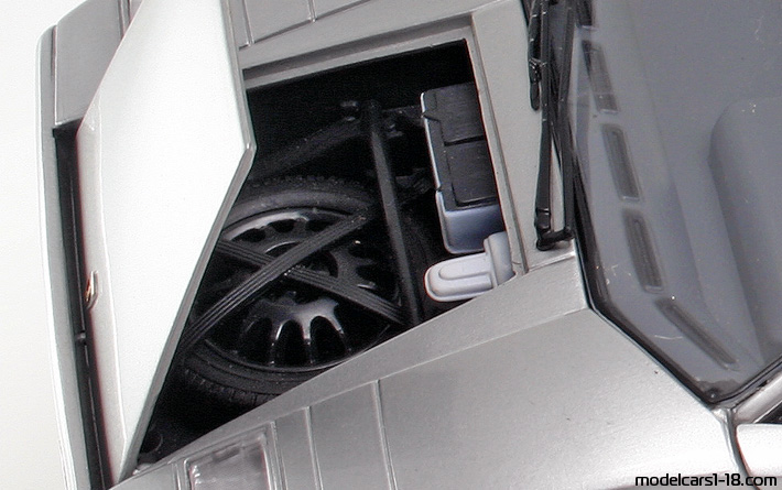 1989 - Lamborghini Countach 25th Ricko 1/18 (Светло-серебристый) Багажник / Поднимающиеся фары