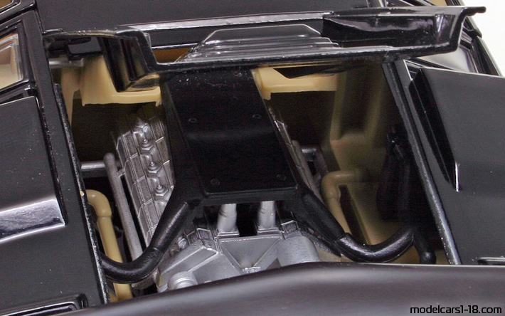 1987 - Lamborghini Countach LP5000 QV Polistil 1/18 (Чёрный) Двигатель