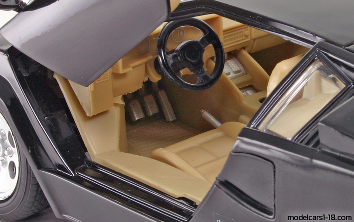1987 - Lamborghini Countach LP5000 QV Polistil 1/18 (Чёрный) Интерьер панель приборов