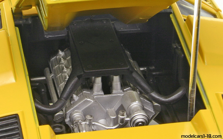 1987 - Lamborghini Countach LP5000 QV Polistil 1/18 (Жёлтый) Двигатель