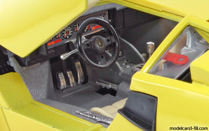 1988 - Lamborghini Countach LP5000 S Bburago 1/18 (Жёлтый) Интерьер панель приборов