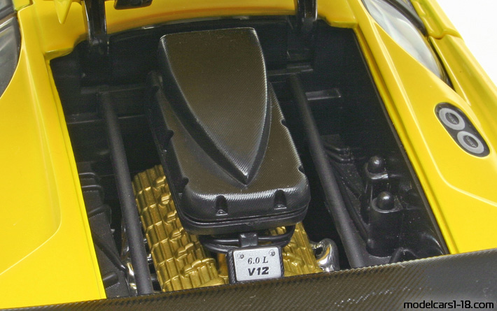 2001 - Lamborghini Diablo GTR Hot Wheels 1/18 (Жёлтый) Двигатель