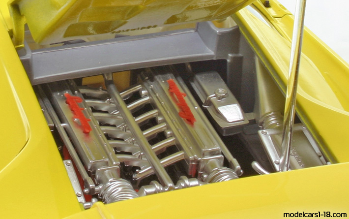 1990 - Lamborghini Diablo Bburago 1/18 (Yellow) Двигатель