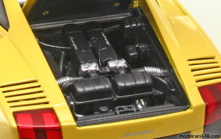 2001 - Lamborghini Gallardo Bburago 1/18 (Жёлтый) Двигатель