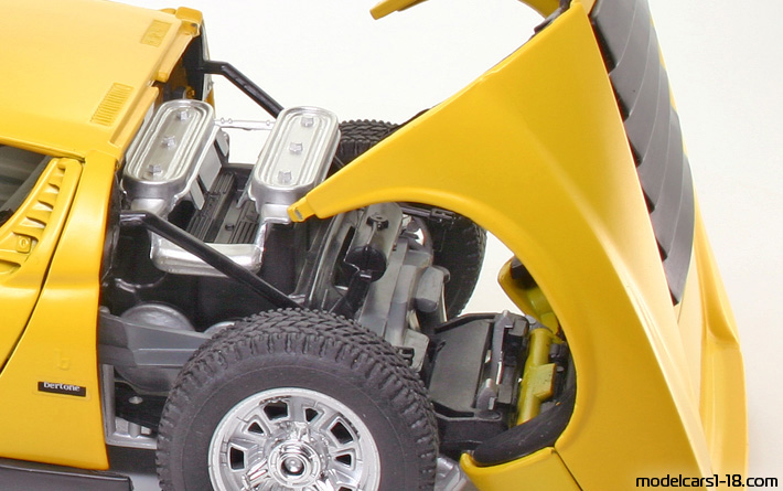 1968 - Lamborghini Miura P400 S Bburago 1/18 (Жёлтый / Чёрный) Двигатель