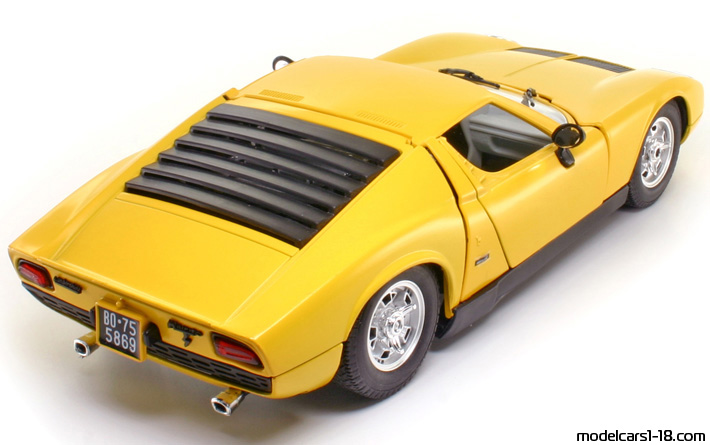 1968 - Lamborghini Miura P400 S Bburago 1/18 (Жёлтый / Чёрный) Задняя правая сторона