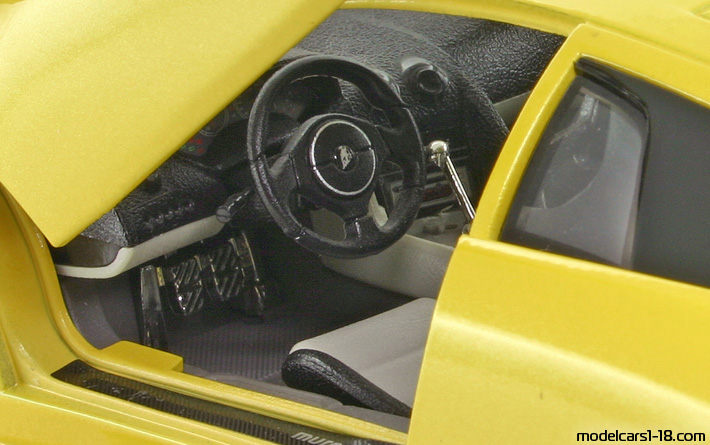2001 - Lamborghini Murcielago Bburago 1/18 (Жёлтый) Интерьер панель приборов