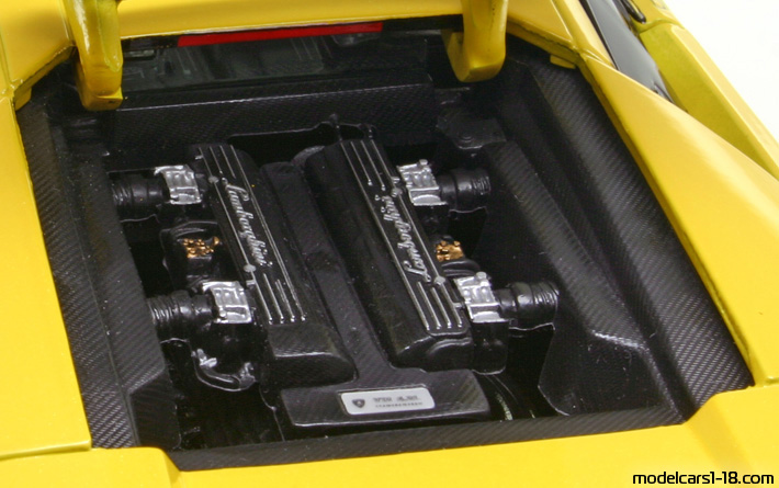 2001 - Lamborghini Murcielago Maisto 1/18 (Жёлтый) Двигатель