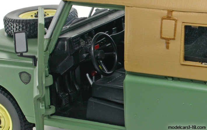1961 - Land Rover 109 Series IIA Universal Hobbies 1/18 (Зелёный) Интерьер панель приборов