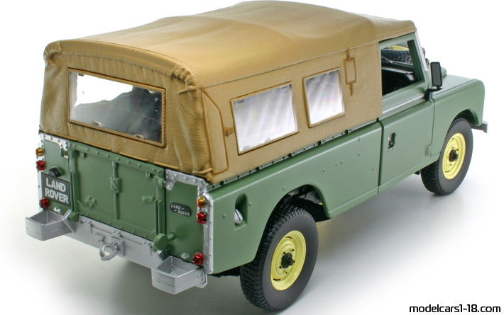 1961 - Land Rover 109 Series IIA Universal Hobbies 1/18 (Зелёный) Задняя правая сторона