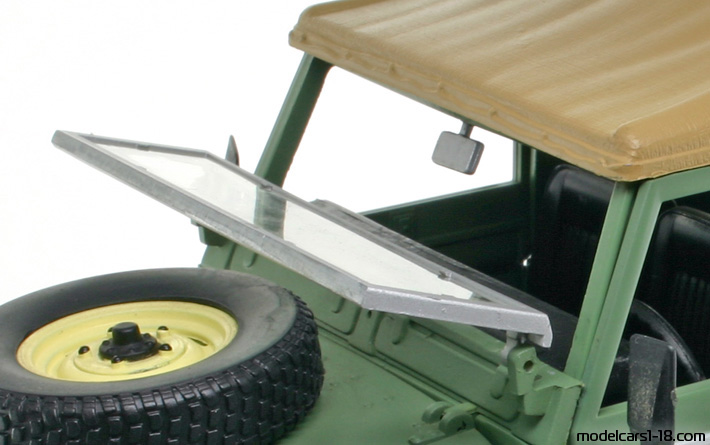 1961 - Land Rover 109 Series IIA Universal Hobbies 1/18 (Зелёный) Багажник / Поднимающиеся фары