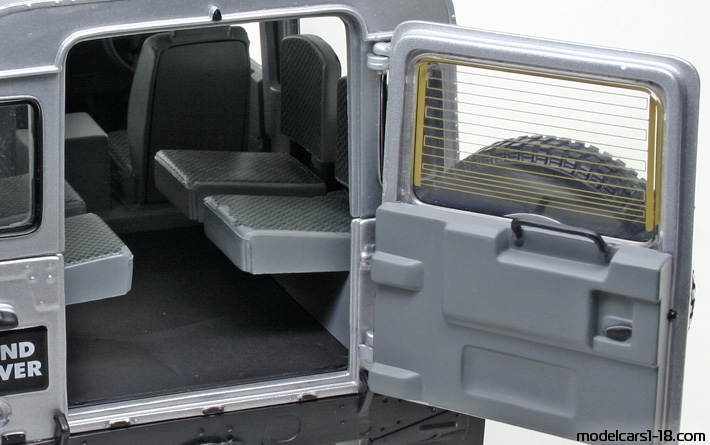 2000 - Land Rover Defender 90 Universal Hobbies 1/18 (Серебристый) Багажник / Поднимающиеся фары