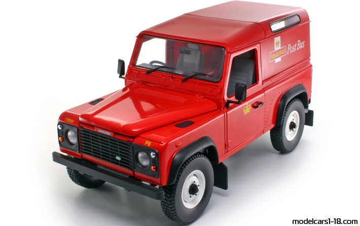 2000 - Land Rover Defender 90 Universal Hobbies 1/18 (Kрасный) Передняя левая сторона