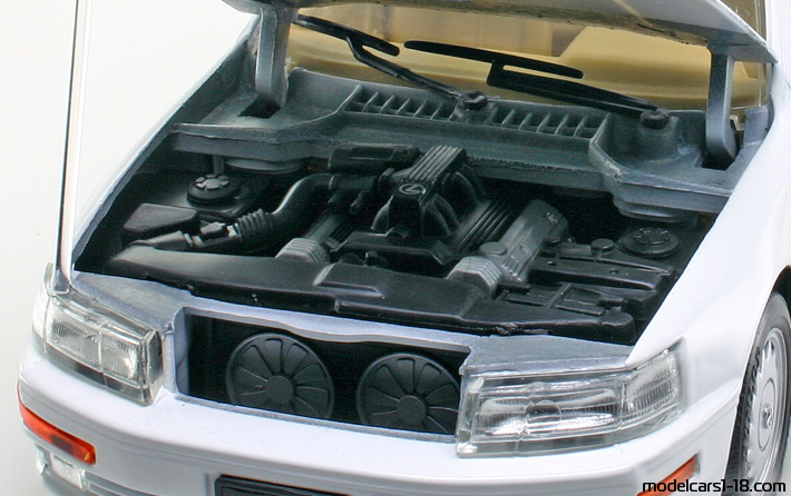 1989 - Lexus LS 400 Road Tough 1/18 (Белый) Двигатель