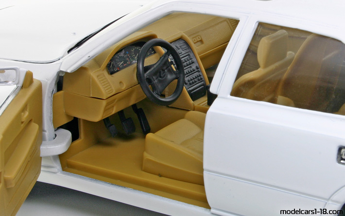 1989 - Lexus LS 400 Road Tough 1/18 (Белый) Интерьер панель приборов