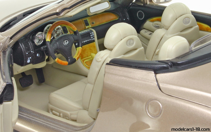 2001 - Lexus SC 430 Maisto 1/18 (Оранжевый) Интерьер панель приборов