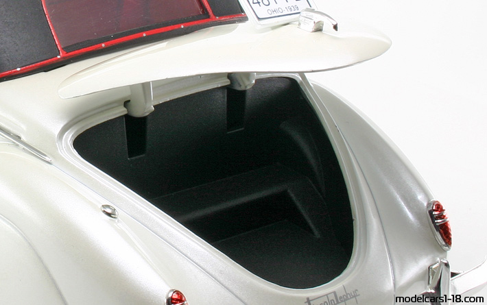 1939 - Lincoln Zephyr Signature Models 1/18 (Белый) Багажник / Поднимающиеся фары
