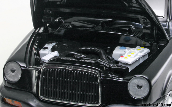 1998 - London Taxi TX1 Sun Star 1/18 (Чёрный) Двигатель