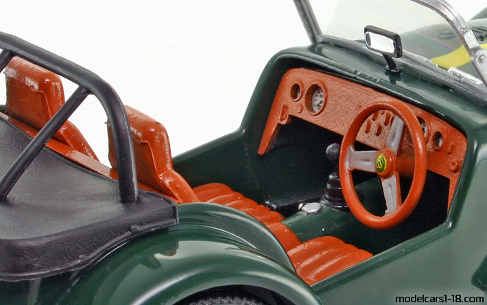 1957 - Lotus Super Seven Anson 1/18 (Зелёный / Жёлтый) Интерьер панель приборов