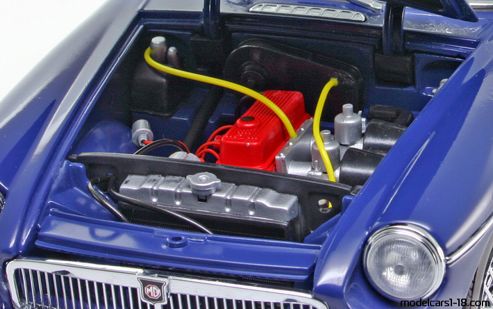 1969 - MG MGB GT MkII Universal Hobbies 1/18 (Синий) Двигатель