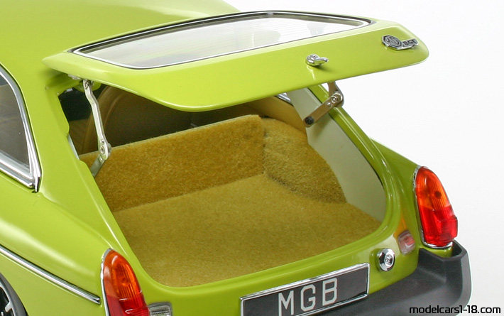 1974 - MG MGB GT Universal Hobbies 1/18 (Жёлтый) Багажник / Поднимающиеся фары