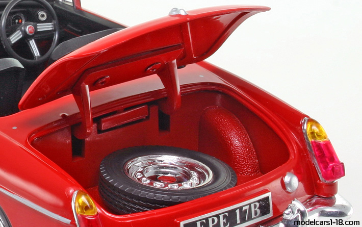 1963 - MG MGB MkI Corgi 1/18 (Kрасный) Багажник / Поднимающиеся фары