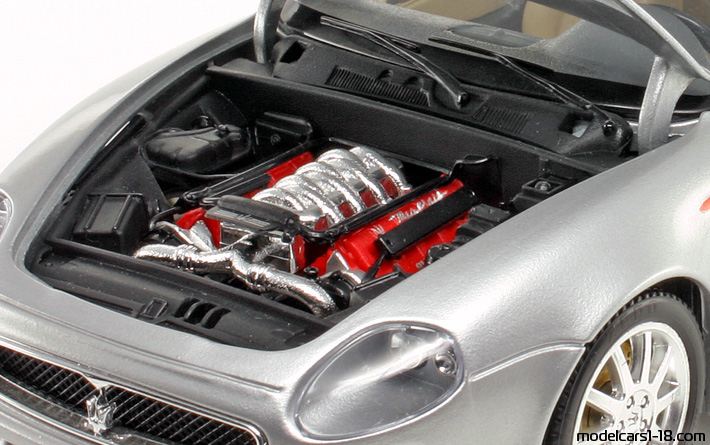 1998 - Maserati 3200 GT Bburago 1/18 (Серебристый) Двигатель