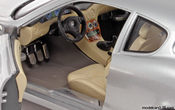 1998 - Maserati 3200 GT Bburago 1/18 (Серебристый) Интерьер панель приборов