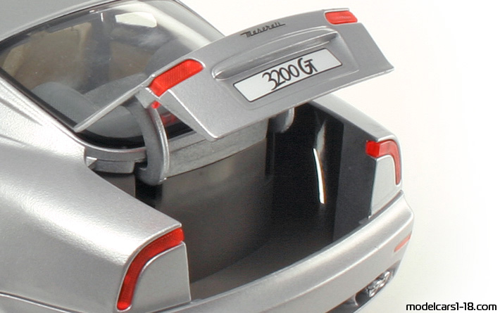 1998 - Maserati 3200 GT Bburago 1/18 (Серебристый) Багажник / Поднимающиеся фары