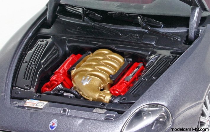 2002 - Maserati GT Spyder Bburago 1/18 (Серый ) Двигатель