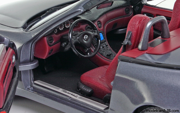 2002 - Maserati GT Spyder Bburago 1/18 (Серый ) Интерьер панель приборов