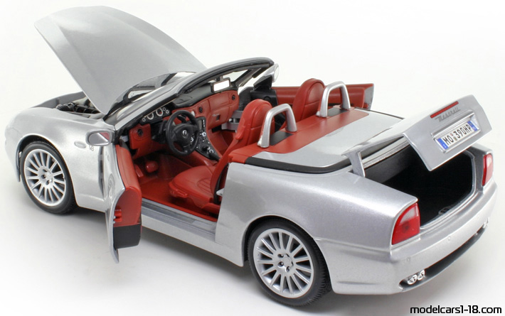 2002 - Maserati GT Spyder Maisto 1/18 (Светло-серебристый) Открывающиеся части