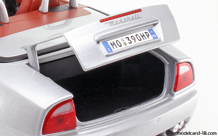 2002 - Maserati GT Spyder Maisto 1/18 (Светло-серебристый) Багажник / Поднимающиеся фары