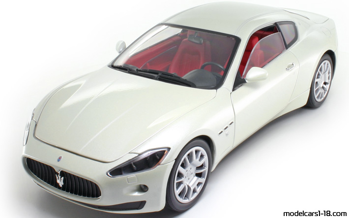 2007 - Maserati GranTurismo Mondo Motors 1/18 (Белый) Передняя левая сторона