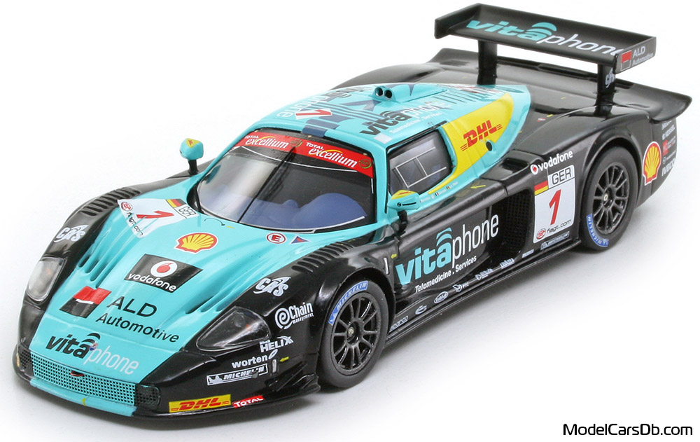 2008 - Maserati MC12 GT1 IXO 1/43 (Чёрный / Синий) Передняя левая сторона