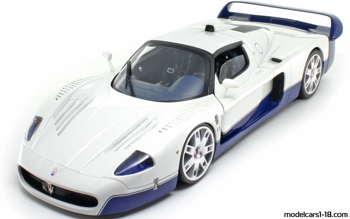 2004 - Maserati MC12 Elite 1/18 (Белый / Синий) Передняя левая сторона