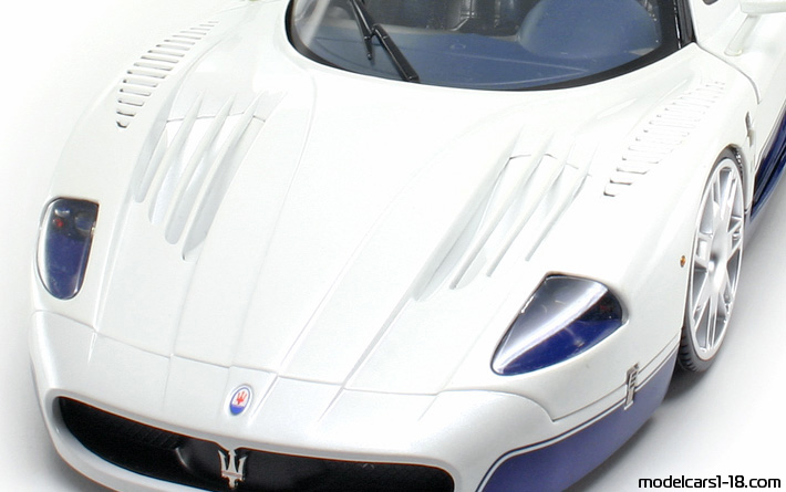 2004 - Maserati MC12 Elite 1/18 (Белый / Синий) Багажник / Поднимающиеся фары