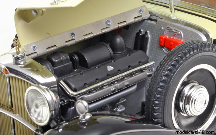 1932 - Maybach DS8 Zeppelin Anson 1/18 (Золотой  / Чёрный) Двигатель