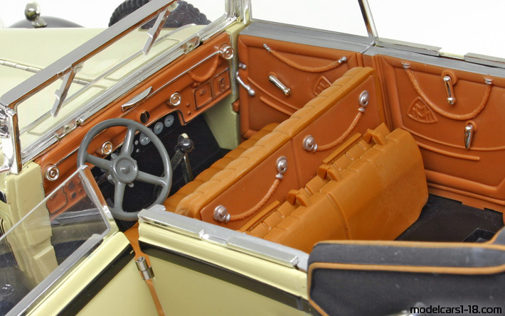 1932 - Maybach DS8 Zeppelin Anson 1/18 (Золотой  / Чёрный) Интерьер панель приборов