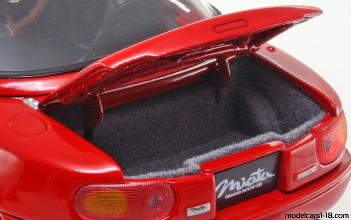 1989 - Mazda MX-5 Kyosho 1/18 (Kрасный) Багажник / Поднимающиеся фары